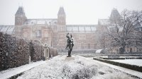 Het rijksmuseum in de sneeuw