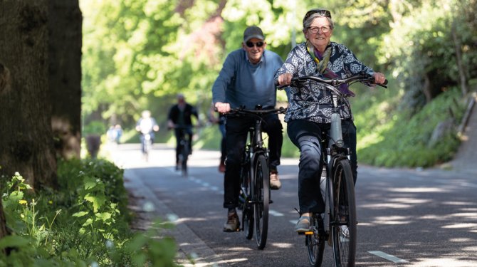 man en vrouw op fiets