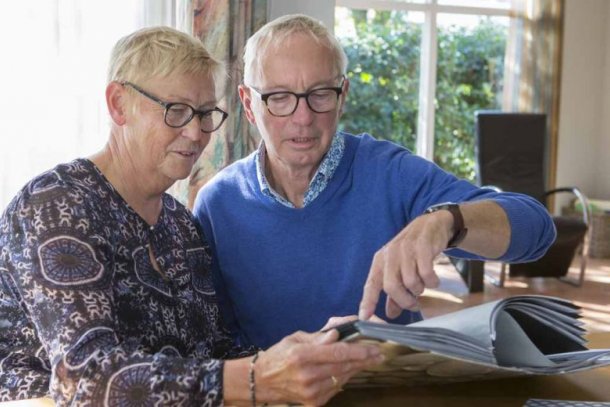 Man en vrouw kijken in gids over belastingvrij nalaten