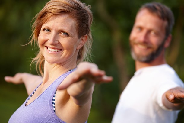 Yoga zonnegroet mooie vrouw rood haar