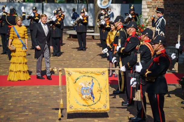 Koning en Koningin lopen